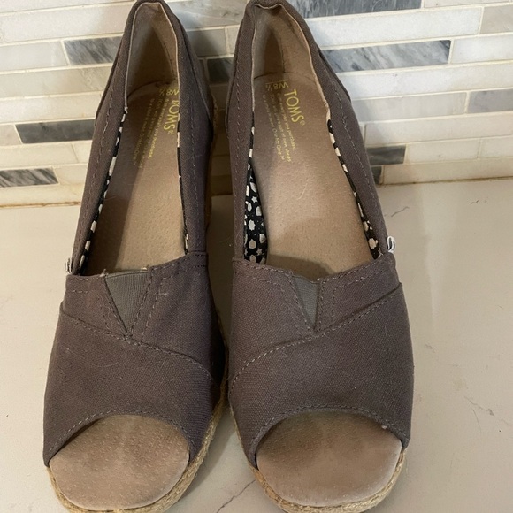 Toms Calypso Women’s 8.5 gray canvas upper peep toe beige Espadrille wedge shoe - Picture 2 of 7